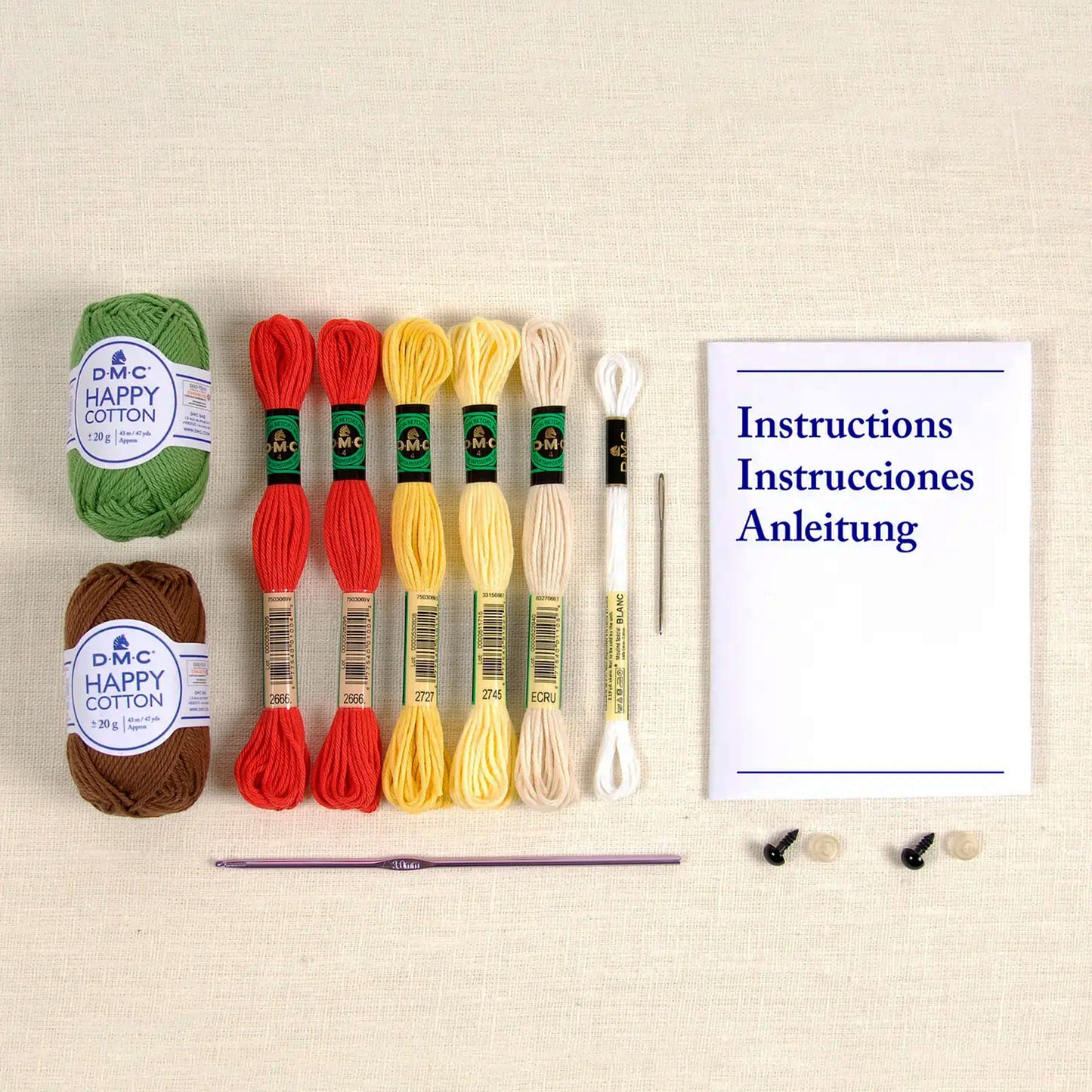 Dettaglio pianta di fragole amigurumi con frutti e foglie