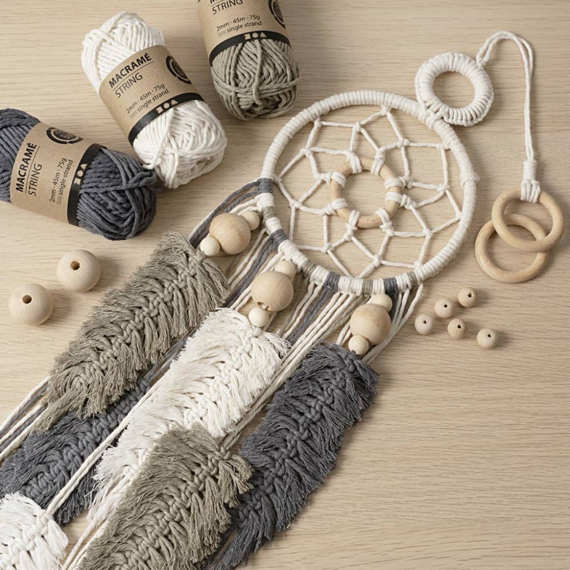 acchiappasogni macrame in lavorazione con filo cotone