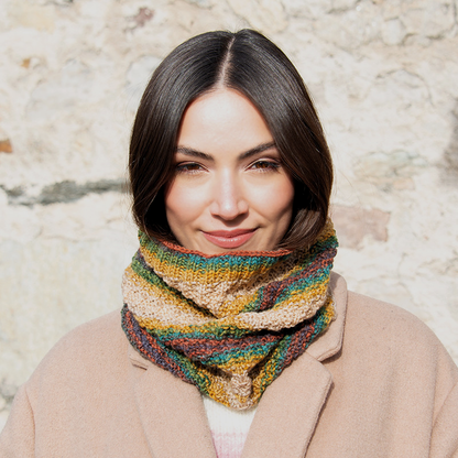 Modello PDF gratuito Mondial per realizzare un collo a maglia con il filato Happy Colour. Progetto facile, veloce e perfetto per l'inverno.