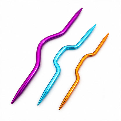 Set di ferri ausiliari curvi in alluminio colorato per realizzare trecce e intrecci a maglia.