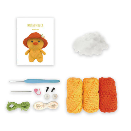 Contenuto kit Daphne the Duck con filati, uncinetto, imbottitura e accessori
