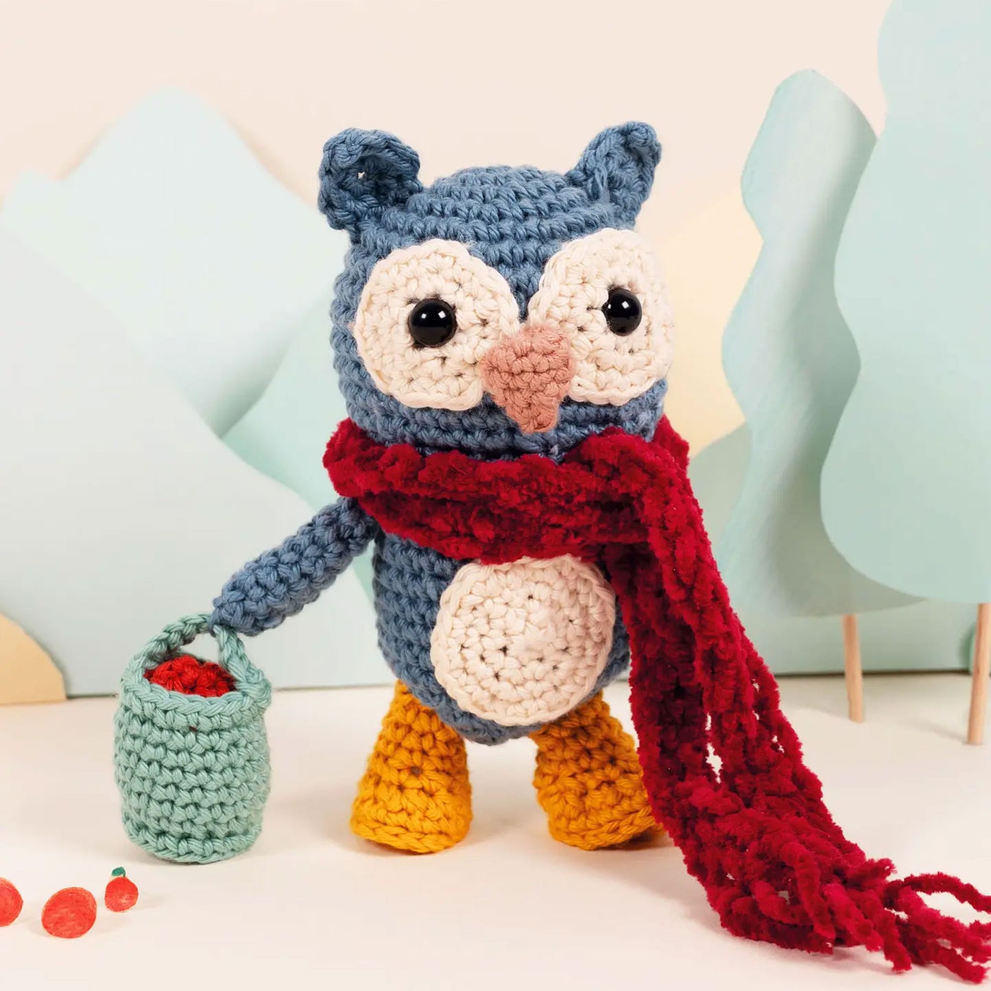 Gufetto amigurumi con sciarpa rossa e cestino di verdure