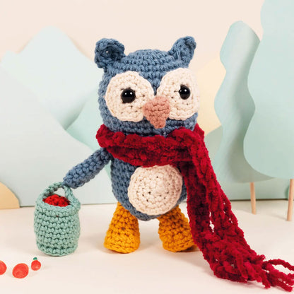 Gufetto amigurumi con sciarpa rossa e cestino di verdure