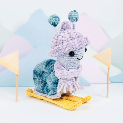 Lumachina sciatrice amigurumi completata su sci gialli