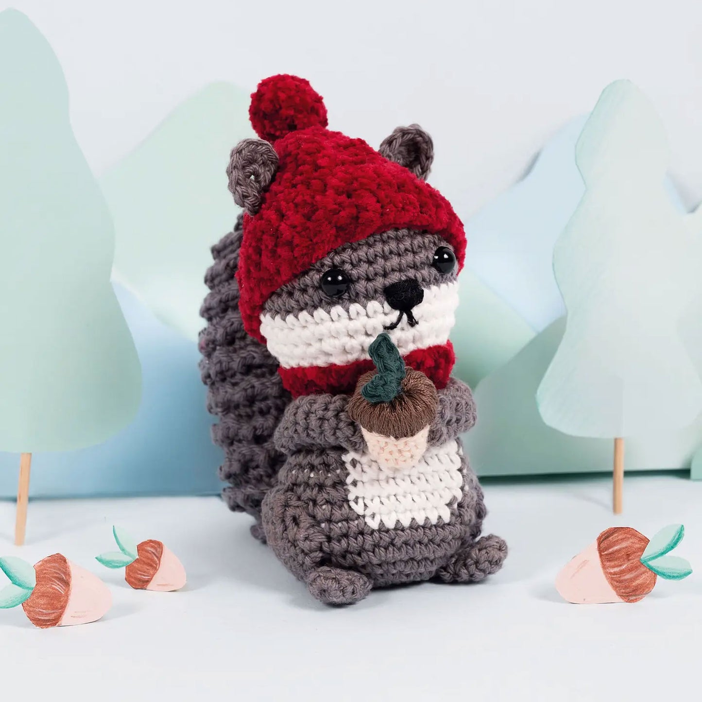Scoiattolo amigurumi con cappello rosso e ghianda