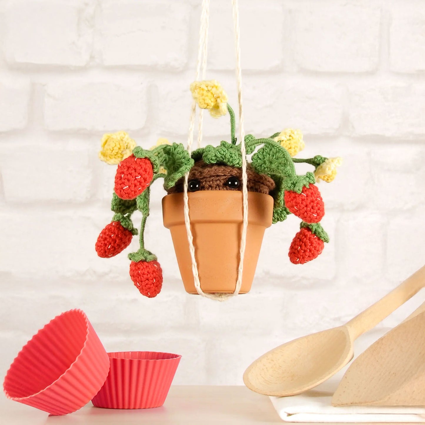 Pianta di fragole amigurumi sospesa in vaso